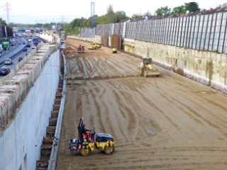Neben der inzwischen fertigen Mittelwand wird der Unterbau der Richtungsfahrbahn nach Norden im Oktober 2017 im Bereich des Stellinger Deckels eingebaut.