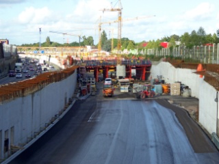 Auf der festen Asphaltdecke können die Stützen für die Gussform der oberen Decke über der Fahrbahn aufgestellt werden. Zwischen Wördemanns Weg und Kieler Straße ist im November 2017 schon ein großer Teil überdeckelt.