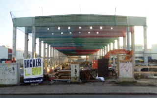 Die Baustelle des neuen S-Bahn Instandhaltungswerks von der Straße Kronsaalsweg aus.