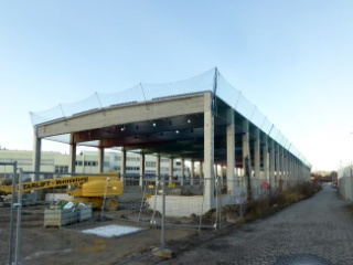 Der Rohbau der neuen Halle von der Rückseite aus.