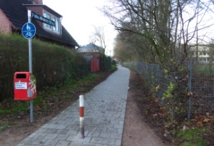 Peter Rickers Stieg von der Gutenbergstraße aus - seit Dezember 2017 mit einem Namensschild. Peter Rickers Stieg von der Gutenbergstraße aus - seit Dezember 2017 mit einem Namensschild.