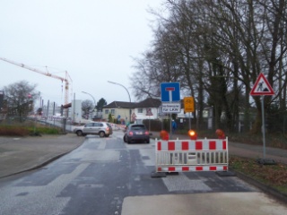 Schon weit vor der gesperrten Brücke neben der Kreuzkirche eine Straßensperre mit Hinweisschildern auf dem Wördemanns Weg. Viele Autofahrer ignorieren auch dies und müssen später auf der schmalen Straße doch wenden.