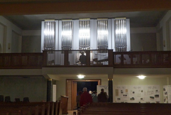 Die neue Orgel in der Stellinger Kirche auf der Empore über dem Eingangsbereich.