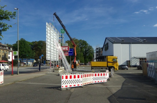Das große Schild zum Umbau des Stellinger Hofs wird an der Kieler Straße am 22.8.2018 aufgebaut.