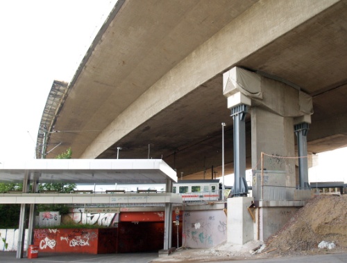 Zuäetzliche Stützen unter der Langenfelder Autobahnbrücke