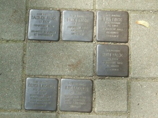 Stolpersteine vor dem Eingang des Jüdischen Friedhofs in Langenfelde