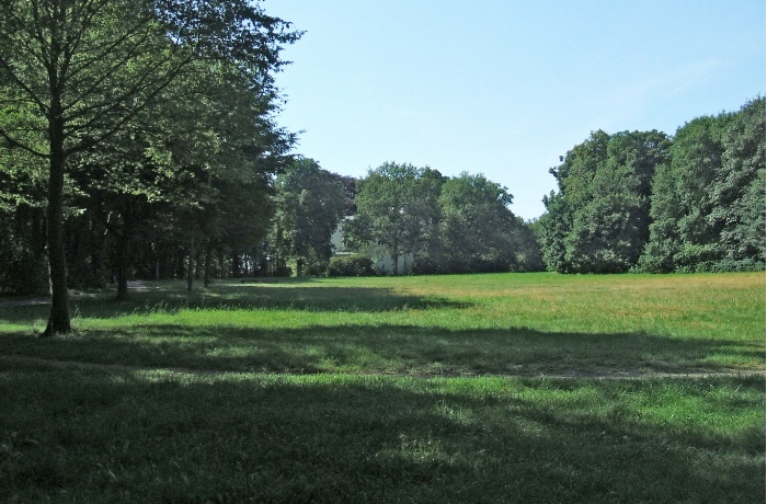 Der Amsinckpark mit der Villa hinter Bäumen versteckt
