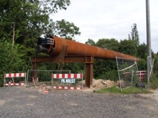 Das Ende der Leitungsbrücke, bereit für die Kabel und Leitungen