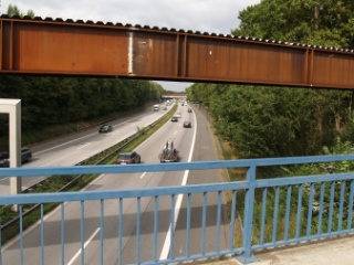 Die Leitungsbrücke neben der Heidlohstraße, hinten die Frohmestraße