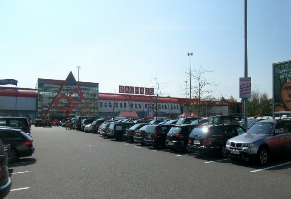 Der Bauhaus Parkplatz, am Eröffnungstag ist er überfüllt