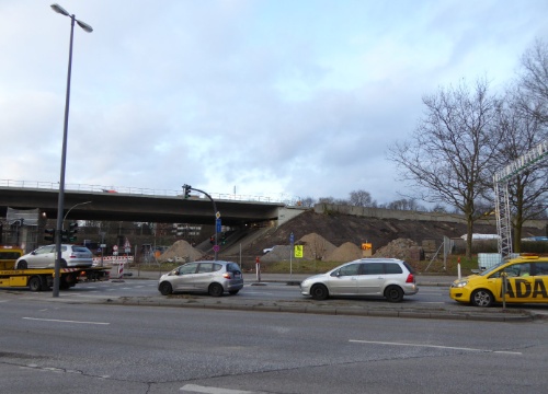 Die Langenfelder Brücke von der Volksparkstraße aus gesehen, darunter der Rohlfsweg.  Der Rohlfsweg wurde für Fahrzeuge gesperrt, Fußgänger können noch unter der Brücke hindurch.