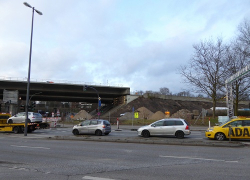 Die Langenfelder Brücke wird auf ganzer Länge hydraulisch angehoben . . . . . . 