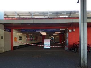 An den Wochenenden im Januar 2015 wurde der S-Bahnhof Stellingen gesperrt und . . . 