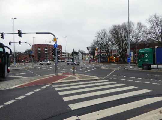 Die neu umgebaute Kreuzung Kieler Straße/Sportplatzring in Stellingen im Januar 2015.