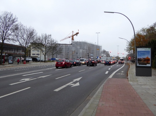 Die neu umgebaute Kreuzung Kieler Straße/Sportplatzring von der Volksparkstraße aus.