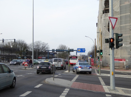 Die neue Kreuzung Kieler Straße mit Fußgängern auf zu kleinen Verkehrsinseln und die Polizei sieht zu.