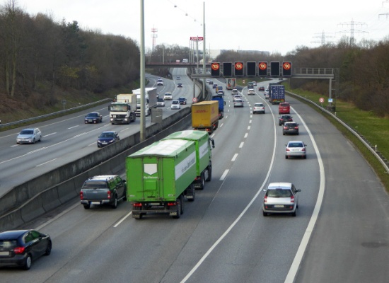 Autobahndreieck Nordwest der Autobahn A7 von Süden aus gesehen.