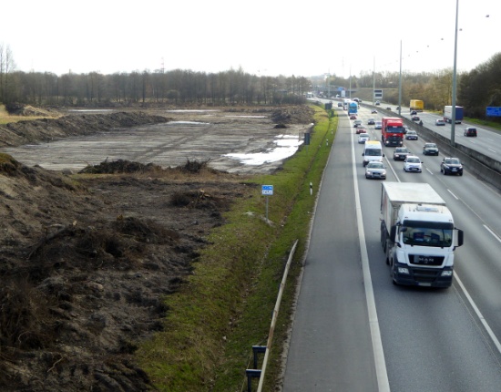 Bauflächen für die A7 Verbreiterung werden neben der Autobahn freigeräumt